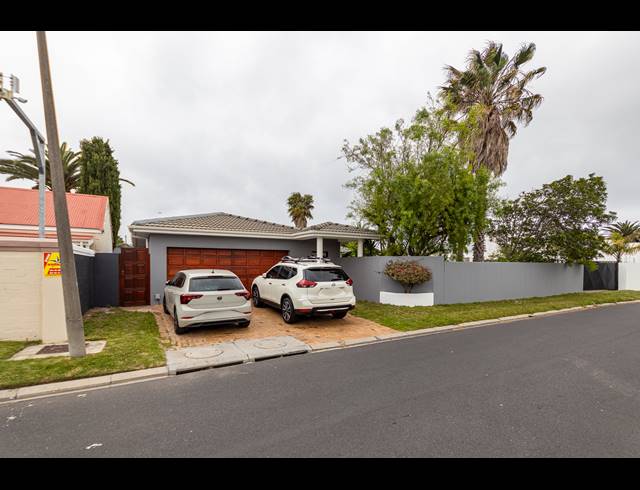 4 BEDROOM HOUSE FOR SALE IN BLOUBERG SANDS